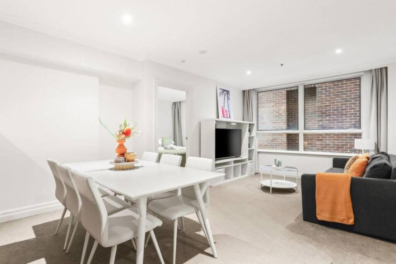 Spectacular 1 Bed In Cbd With Gym Apartment Sydney